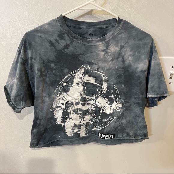 NASA astronaut cropped t shirt
brand hyper space
size medium
in good condition - Picture 1 of 3